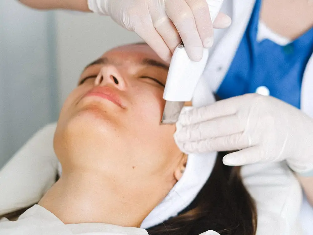 Professional HydraFacial services at home in Dubai for glowing, rejuvenated skin.