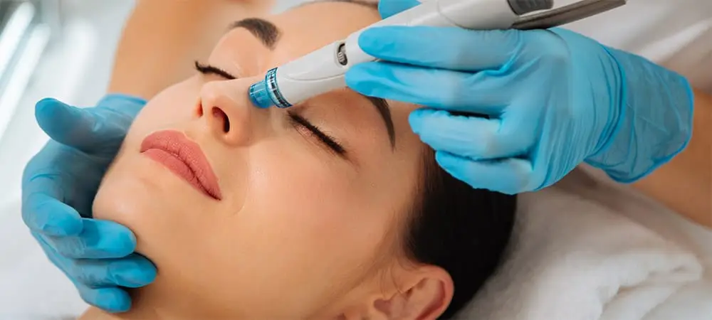 HydraFacial at home in Dubai – Advanced skincare treatment for radiant and rejuvenated skin.